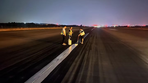 深夜，航班結(jié)束后，工作人員對(duì)跑道中心線進(jìn)行復(fù)新_副本.jpg